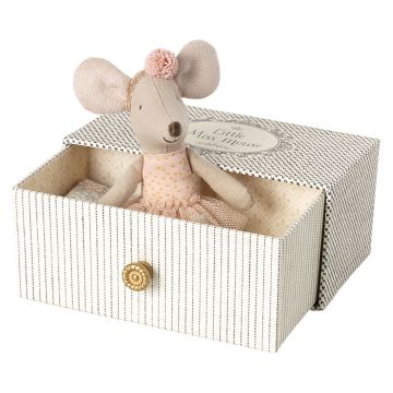 Maileg Dans muis kleine zus 11cm (Dance mouse Little sister in daybed)