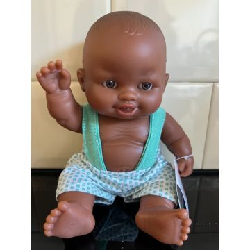 Paola Reina pop puppegie donkere jongen groen/wit pakje 21cm