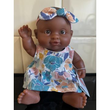 Paola Reina puppegie donker meisje bloemetjesjurk 21cm
