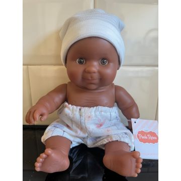 Paola Reina pop puppegie donkere jongen broek met muts 21cm