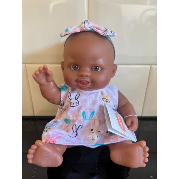 Paola Reina puppegie donker meisje konijnenjurk 21cm