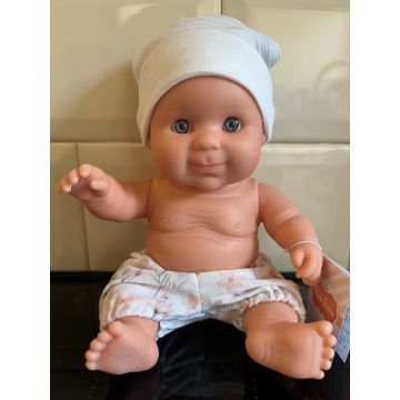 Paola Reina puppegie jongen broek met muts 21cm