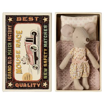Maileg Kleine zus Muis 11cm (Little sister mouse in matchbox)
